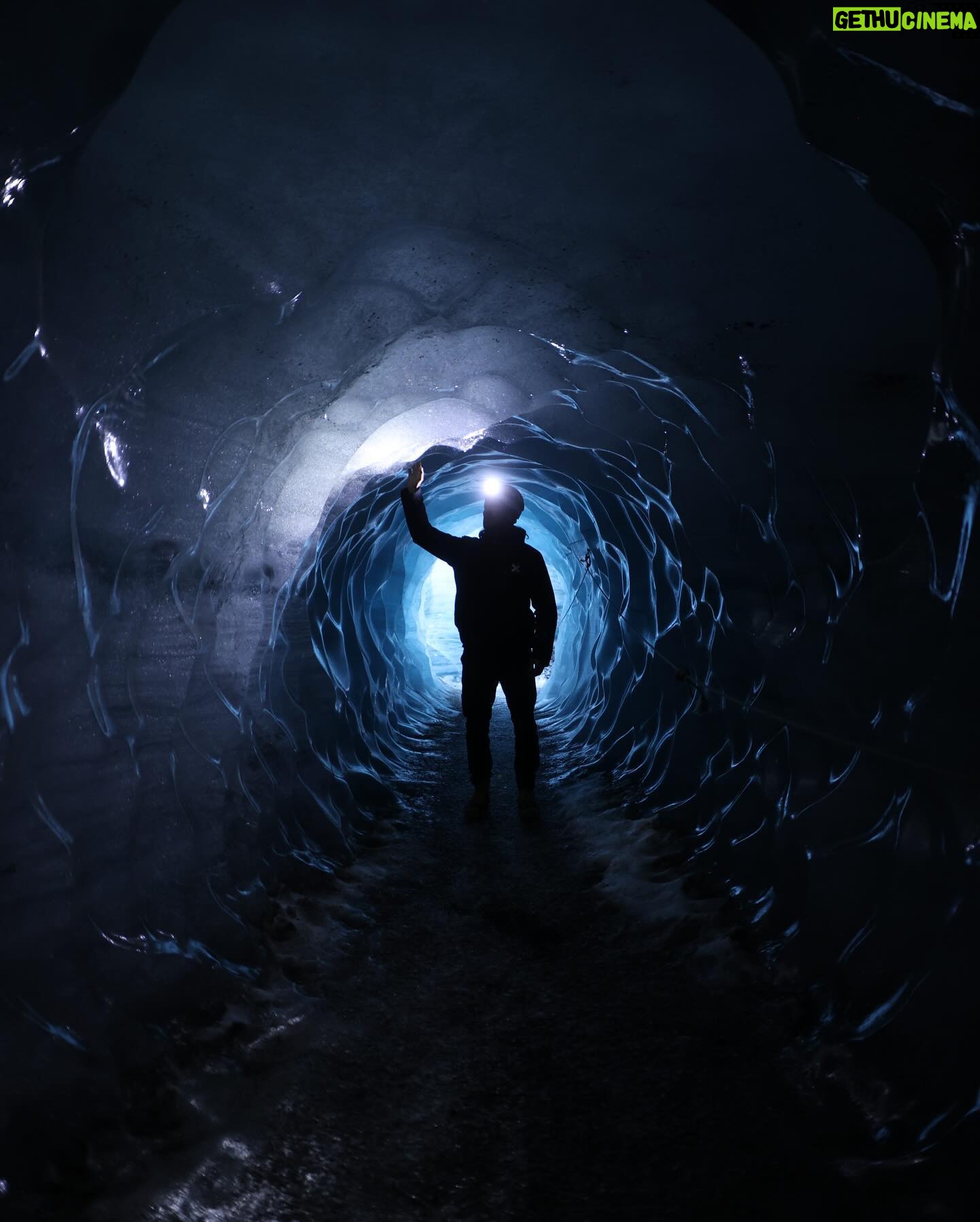 Ângelo Rodrigues - 3 Likes - Podia ser o esófago de uma baleia, mas é só uma caverna de gelo que brotou do vulcão Katla. Vejam as imagens e digam-me se Deus não existe.
