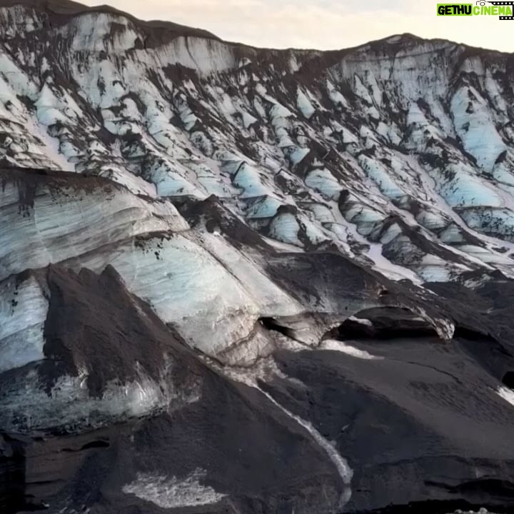Ângelo Rodrigues - 3 Likes - Podia ser o esófago de uma baleia, mas é só uma caverna de gelo que brotou do vulcão Katla. Vejam as imagens e digam-me se Deus não existe.