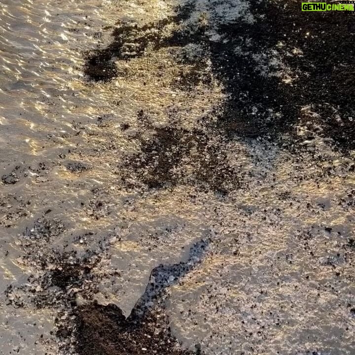 Ângelo Rodrigues - 3 Likes - Podia ser o esófago de uma baleia, mas é só uma caverna de gelo que brotou do vulcão Katla. Vejam as imagens e digam-me se Deus não existe.