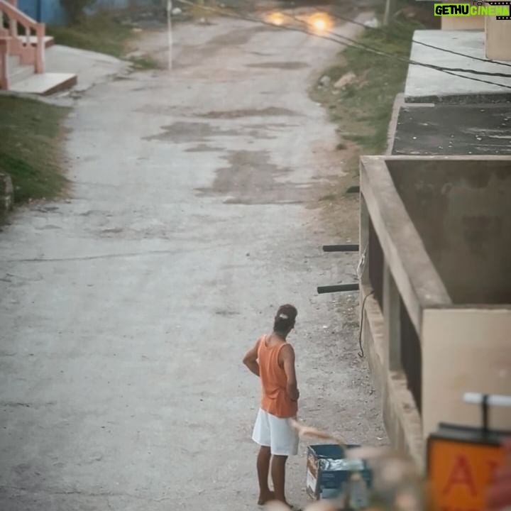 Ângelo Rodrigues - 3 Likes - Visitar Trinidad é como entrar numa cápsula do tempo. A cidade, com herança dos europeus que aqui passaram nos séculos 18 e 19, é um deleite para os olhos.
Ora vemos igrejas deslumbrantes, ora casitas coloniais coloridas, tudo parece saído de um conto de fadas.
As ruas de paralelepípedos deixariam qualquer calceteiro sentir-se um amador. Por outro lado, são o pânico de donzelas que ousem usar salto alto.
Cada esquina reserva uma nova surpresa, seja um músico de rua que toca salsa ou uma vendedora de charutos cubanos;
Trinidad é um vislumbre gratuito do passado, com aquele toque caloroso e bom feeling cubanos.
📸 @rolandoli_photography