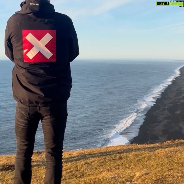 Ângelo Rodrigues - 3 Likes - Descobri estes versos de Henry David Thoreau, achei apropriado.
“Fui para os bosques viver de livre vontade,
Para sugar todo o tutano da vida...”
Para aniquilar tudo o que não era vida,
E para, quando morrer, não descobrir que não vivi”.