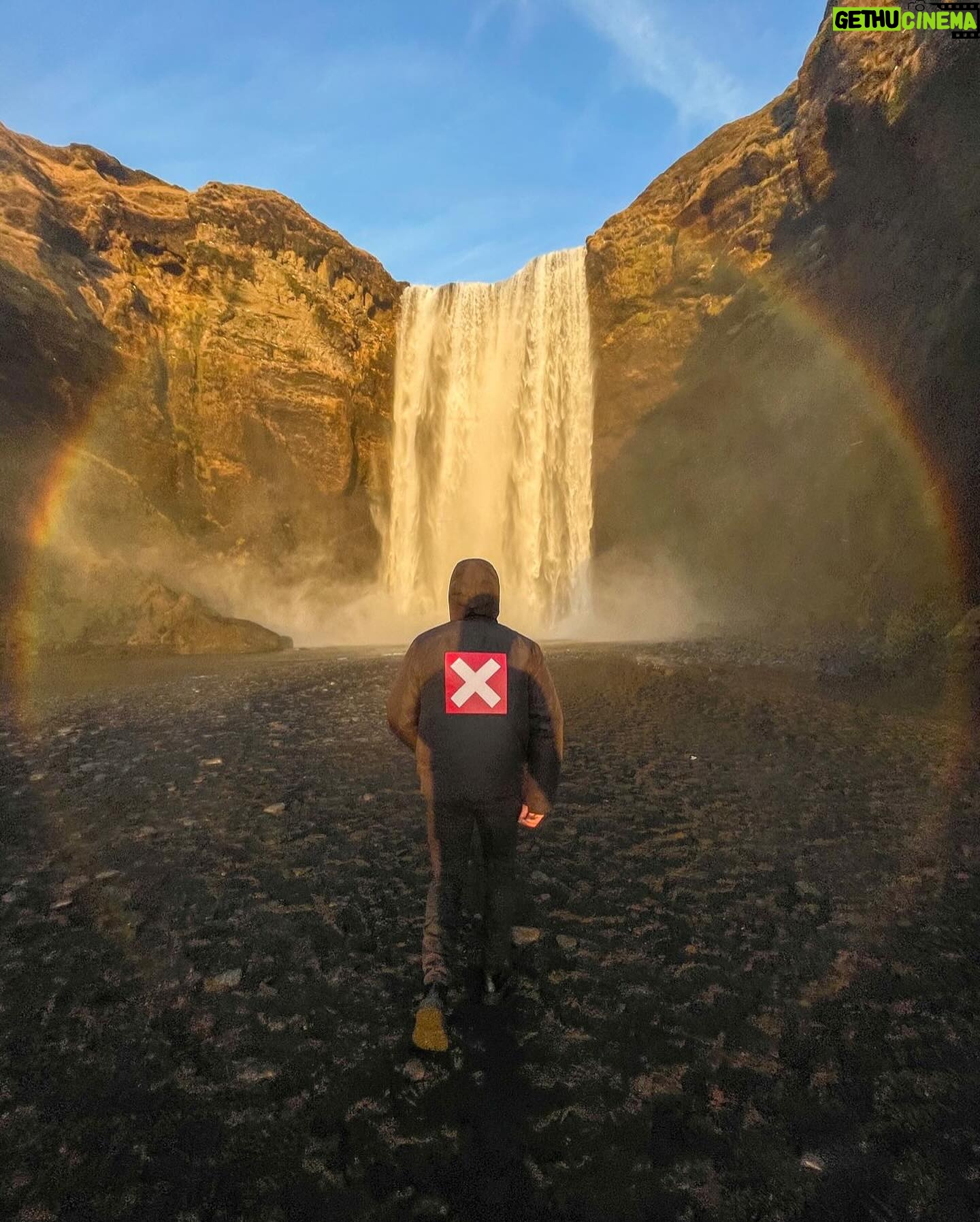 Ângelo Rodrigues - 3 Likes - Alguma vez se depararam com um fenómeno tão extraordinário que vos deixou verdadeiramente sem palavras? Recentemente, vivi um desses momentos e ainda não recuperei o fôlego. Não falo da cascata de Skógafoss, a protagonista da fotografia, falo de um acontecimento raro: um arco-íris completo de 360 graus. Não sei quanto a vocês, mas estas coisas impactam-me (slide 3 e 5).
Reservei alguns minutos para observar a Natureza a compor a sua sinfonia. O céu, tingido em tons de espanto, parecia buscar aprovação na vastidão que o envolvia. Gotículas de água e uma ventania intensa entrelaçavam-se num espetáculo divino. Entre as lágrimas da chuva, fiquei estático diante do círculo mágico que se formava (slide 2).
Que mistério seria aquele que me deixou em transe? Um manto celeste, uma ode ao Belo, ou um portal para outras dimensões? Muitas questões, aproximadamente zero respostas. Contudo, ali fiquei, em silêncio, aguardando alguma explicação divina que tardava em chegar. O tempo desacelerou; havia poesia a desenrolar-se nos céus, como se o próprio Universo estivesse a pintar um quadro de esperança.
O arco-íris é inspiração para buscar a beleza não apenas nos céus, mas dentro de nós. Diante do Belo, harmonizo-me; diante do Belo, encontro alento. Será que a verdadeira beleza está nos olhos de quem vê, ou nos olhos de quem busca?