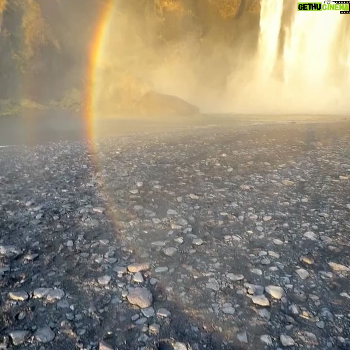 Ângelo Rodrigues - 3 Likes - Alguma vez se depararam com um fenómeno tão extraordinário que vos deixou verdadeiramente sem palavras? Recentemente, vivi um desses momentos e ainda não recuperei o fôlego. Não falo da cascata de Skógafoss, a protagonista da fotografia, falo de um acontecimento raro: um arco-íris completo de 360 graus. Não sei quanto a vocês, mas estas coisas impactam-me (slide 3 e 5).
Reservei alguns minutos para observar a Natureza a compor a sua sinfonia. O céu, tingido em tons de espanto, parecia buscar aprovação na vastidão que o envolvia. Gotículas de água e uma ventania intensa entrelaçavam-se num espetáculo divino. Entre as lágrimas da chuva, fiquei estático diante do círculo mágico que se formava (slide 2).
Que mistério seria aquele que me deixou em transe? Um manto celeste, uma ode ao Belo, ou um portal para outras dimensões? Muitas questões, aproximadamente zero respostas. Contudo, ali fiquei, em silêncio, aguardando alguma explicação divina que tardava em chegar. O tempo desacelerou; havia poesia a desenrolar-se nos céus, como se o próprio Universo estivesse a pintar um quadro de esperança.
O arco-íris é inspiração para buscar a beleza não apenas nos céus, mas dentro de nós. Diante do Belo, harmonizo-me; diante do Belo, encontro alento. Será que a verdadeira beleza está nos olhos de quem vê, ou nos olhos de quem busca?
