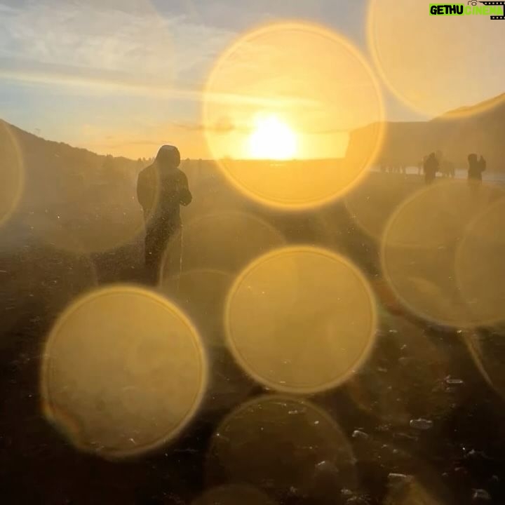 Ângelo Rodrigues - 3 Likes - Alguma vez se depararam com um fenómeno tão extraordinário que vos deixou verdadeiramente sem palavras? Recentemente, vivi um desses momentos e ainda não recuperei o fôlego. Não falo da cascata de Skógafoss, a protagonista da fotografia, falo de um acontecimento raro: um arco-íris completo de 360 graus. Não sei quanto a vocês, mas estas coisas impactam-me (slide 3 e 5).
Reservei alguns minutos para observar a Natureza a compor a sua sinfonia. O céu, tingido em tons de espanto, parecia buscar aprovação na vastidão que o envolvia. Gotículas de água e uma ventania intensa entrelaçavam-se num espetáculo divino. Entre as lágrimas da chuva, fiquei estático diante do círculo mágico que se formava (slide 2).
Que mistério seria aquele que me deixou em transe? Um manto celeste, uma ode ao Belo, ou um portal para outras dimensões? Muitas questões, aproximadamente zero respostas. Contudo, ali fiquei, em silêncio, aguardando alguma explicação divina que tardava em chegar. O tempo desacelerou; havia poesia a desenrolar-se nos céus, como se o próprio Universo estivesse a pintar um quadro de esperança.
O arco-íris é inspiração para buscar a beleza não apenas nos céus, mas dentro de nós. Diante do Belo, harmonizo-me; diante do Belo, encontro alento. Será que a verdadeira beleza está nos olhos de quem vê, ou nos olhos de quem busca?