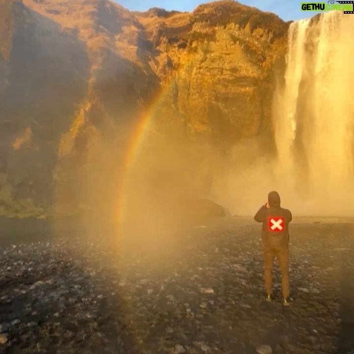 Ângelo Rodrigues - 3 Likes - Alguma vez se depararam com um fenómeno tão extraordinário que vos deixou verdadeiramente sem palavras? Recentemente, vivi um desses momentos e ainda não recuperei o fôlego. Não falo da cascata de Skógafoss, a protagonista da fotografia, falo de um acontecimento raro: um arco-íris completo de 360 graus. Não sei quanto a vocês, mas estas coisas impactam-me (slide 3 e 5).
Reservei alguns minutos para observar a Natureza a compor a sua sinfonia. O céu, tingido em tons de espanto, parecia buscar aprovação na vastidão que o envolvia. Gotículas de água e uma ventania intensa entrelaçavam-se num espetáculo divino. Entre as lágrimas da chuva, fiquei estático diante do círculo mágico que se formava (slide 2).
Que mistério seria aquele que me deixou em transe? Um manto celeste, uma ode ao Belo, ou um portal para outras dimensões? Muitas questões, aproximadamente zero respostas. Contudo, ali fiquei, em silêncio, aguardando alguma explicação divina que tardava em chegar. O tempo desacelerou; havia poesia a desenrolar-se nos céus, como se o próprio Universo estivesse a pintar um quadro de esperança.
O arco-íris é inspiração para buscar a beleza não apenas nos céus, mas dentro de nós. Diante do Belo, harmonizo-me; diante do Belo, encontro alento. Será que a verdadeira beleza está nos olhos de quem vê, ou nos olhos de quem busca?