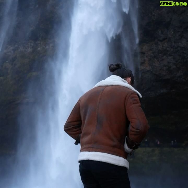 Ângelo Rodrigues - 3 Likes - A vida precisa de testemunhas, por isso usamos o outro: para garantir que a nossa existência não passa anónima. Digamos que o outro é matéria-prima das nossas empreitadas, e é por essa razão que vos escrevo.
Convoco-vos na qualidade de observadores desta peregrinação à terra do fogo e do gelo. Caso me veja perdido entre estas belezas, confiem que será aqui, entre o crepitar da lava e o frio siberiano, que me encontrarão. A @playairlines tem voos diretos até Reykjavik e talvez possa trazer pistas sobre o meu paradeiro.