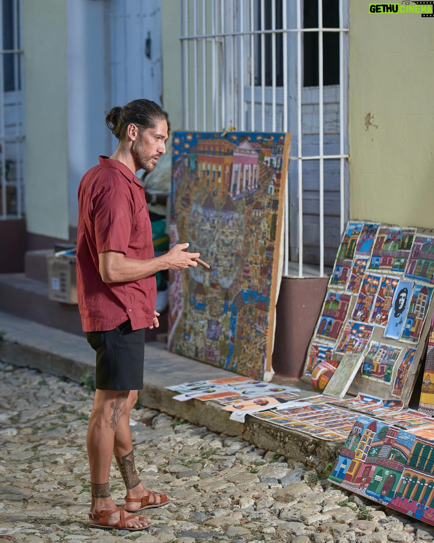 Ângelo Rodrigues - 3 Likes - Visitar Trinidad é como entrar numa cápsula do tempo. A cidade, com herança dos europeus que aqui passaram nos séculos 18 e 19, é um deleite para os olhos.
Ora vemos igrejas deslumbrantes, ora casitas coloniais coloridas, tudo parece saído de um conto de fadas.
As ruas de paralelepípedos deixariam qualquer calceteiro sentir-se um amador. Por outro lado, são o pânico de donzelas que ousem usar salto alto.
Cada esquina reserva uma nova surpresa, seja um músico de rua que toca salsa ou uma vendedora de charutos cubanos;
Trinidad é um vislumbre gratuito do passado, com aquele toque caloroso e bom feeling cubanos.
📸 @rolandoli_photography
