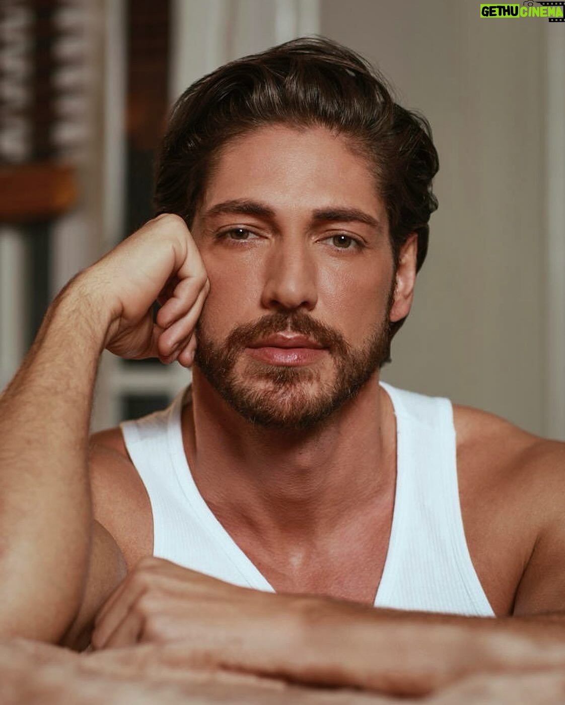 Ângelo Rodrigues - 3 Likes - Escrevo por extenso porque parece mais impactante: oitenta e seis milhões. “Olhar Indiscreto” é a série brasileira mais vista da Netflix, acumulando um total de 86 milhões de horas assistidas globalmente.
O tsunami que o thriller psicológico brasileiro fez na matriarca do streaming é digno de registo. A série levou-nos numa viagem pelo mundo, alcançando o topo das listas de 57 países.
Não é todos os dias que se recebe uma notícia destas, e é por isso que deixo aqui costurado o meu orgulho. Aos que acompanharam a minha jornada transatlântica e tornaram esta aventura possível, o meu singelo obrigado.