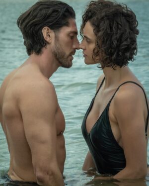Ângelo Rodrigues Instagram - Escrevo por extenso porque parece mais impactante: oitenta e seis milhões. “Olhar Indiscreto” é a série brasileira mais vista da Netflix, acumulando um total de 86 milhões de horas assistidas globalmente.

O tsunami que o thriller psicológico brasileiro fez na matriarca do streaming é digno de registo. A série levou-nos numa viagem pelo mundo, alcançando o topo das listas de 57 países.

Não é todos os dias que se recebe uma notícia destas, e é por isso que deixo aqui costurado o meu orgulho. Aos que acompanharam a minha jornada transatlântica e tornaram esta aventura possível, o meu singelo obrigado.
