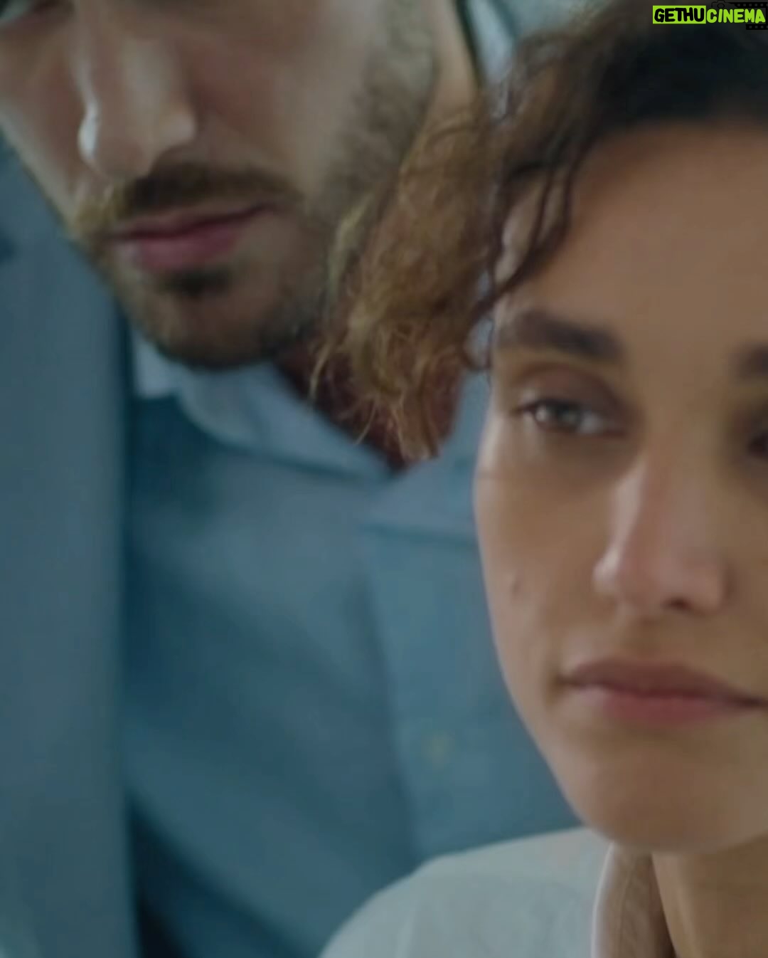 Ângelo Rodrigues - 3 Likes - Escrevo por extenso porque parece mais impactante: oitenta e seis milhões. “Olhar Indiscreto” é a série brasileira mais vista da Netflix, acumulando um total de 86 milhões de horas assistidas globalmente.
O tsunami que o thriller psicológico brasileiro fez na matriarca do streaming é digno de registo. A série levou-nos numa viagem pelo mundo, alcançando o topo das listas de 57 países.
Não é todos os dias que se recebe uma notícia destas, e é por isso que deixo aqui costurado o meu orgulho. Aos que acompanharam a minha jornada transatlântica e tornaram esta aventura possível, o meu singelo obrigado.