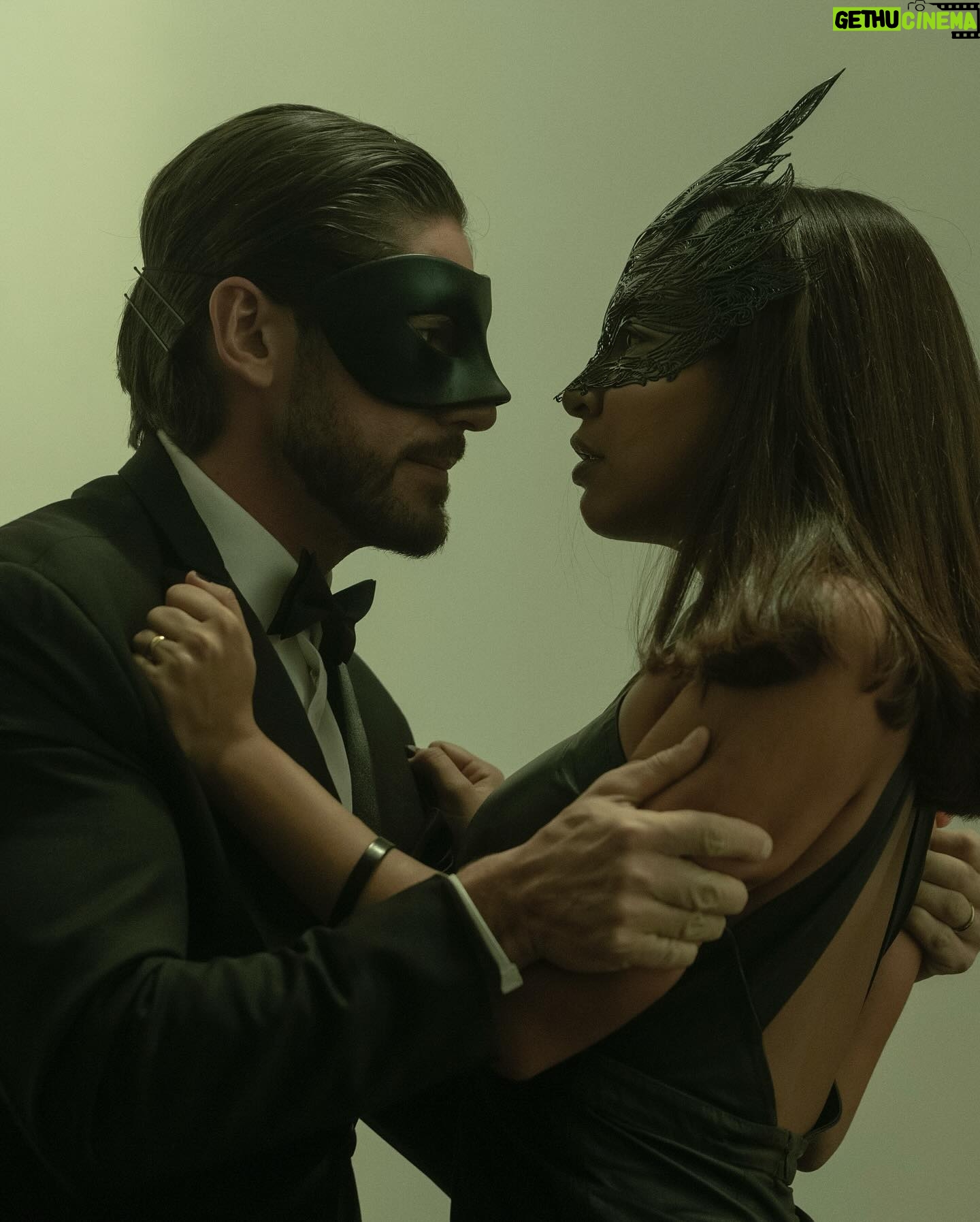Ângelo Rodrigues - 3 Likes - Escrevo por extenso porque parece mais impactante: oitenta e seis milhões. “Olhar Indiscreto” é a série brasileira mais vista da Netflix, acumulando um total de 86 milhões de horas assistidas globalmente.
O tsunami que o thriller psicológico brasileiro fez na matriarca do streaming é digno de registo. A série levou-nos numa viagem pelo mundo, alcançando o topo das listas de 57 países.
Não é todos os dias que se recebe uma notícia destas, e é por isso que deixo aqui costurado o meu orgulho. Aos que acompanharam a minha jornada transatlântica e tornaram esta aventura possível, o meu singelo obrigado.