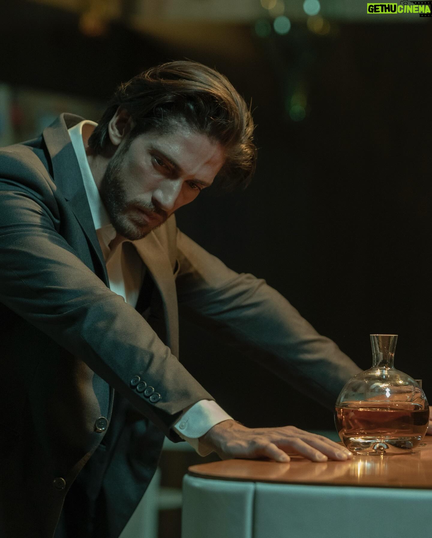 Ângelo Rodrigues - 3 Likes - Escrevo por extenso porque parece mais impactante: oitenta e seis milhões. “Olhar Indiscreto” é a série brasileira mais vista da Netflix, acumulando um total de 86 milhões de horas assistidas globalmente.
O tsunami que o thriller psicológico brasileiro fez na matriarca do streaming é digno de registo. A série levou-nos numa viagem pelo mundo, alcançando o topo das listas de 57 países.
Não é todos os dias que se recebe uma notícia destas, e é por isso que deixo aqui costurado o meu orgulho. Aos que acompanharam a minha jornada transatlântica e tornaram esta aventura possível, o meu singelo obrigado.