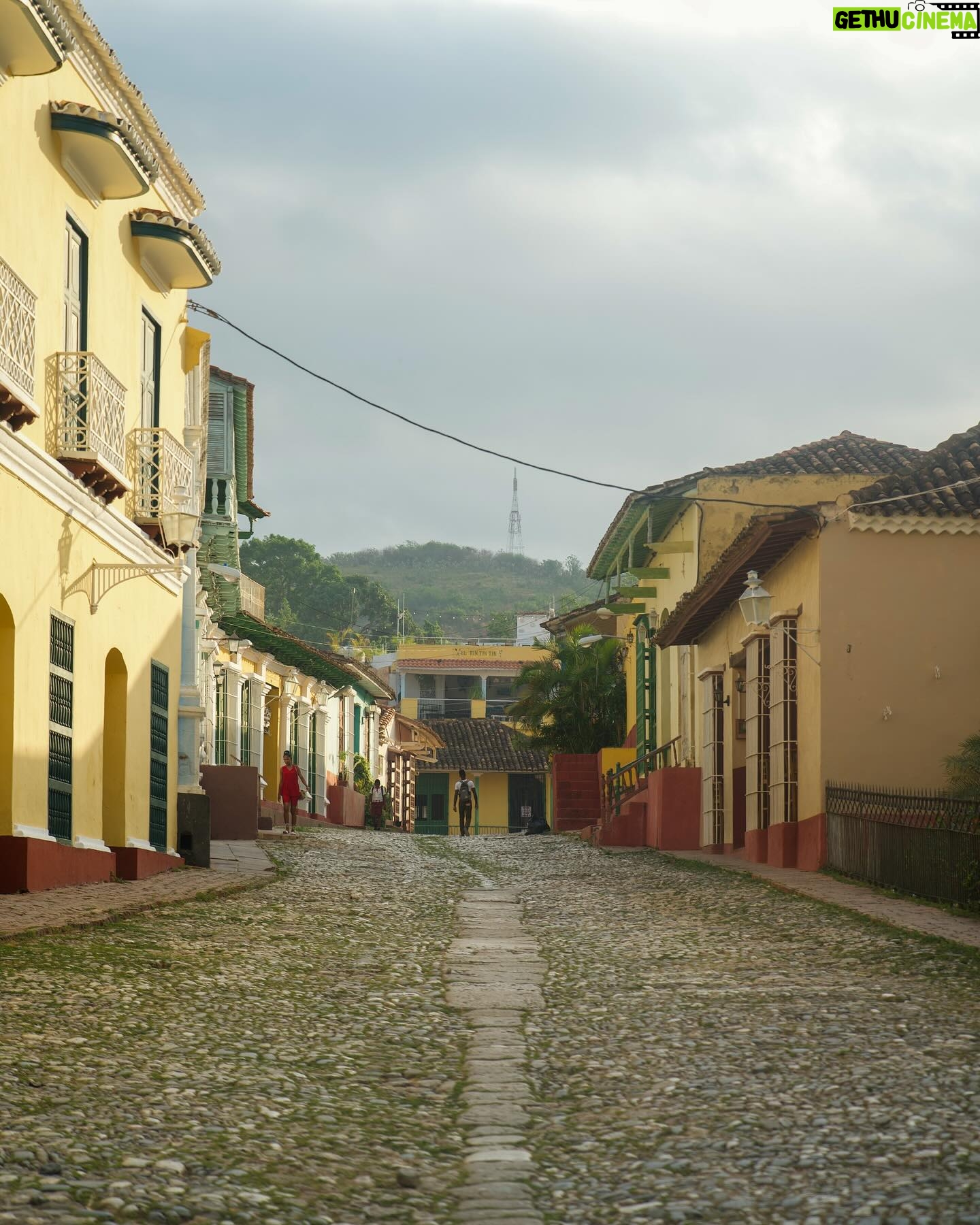 Ângelo Rodrigues - 3 Likes - Visitar Trinidad é como entrar numa cápsula do tempo. A cidade, com herança dos europeus que aqui passaram nos séculos 18 e 19, é um deleite para os olhos.
Ora vemos igrejas deslumbrantes, ora casitas coloniais coloridas, tudo parece saído de um conto de fadas.
As ruas de paralelepípedos deixariam qualquer calceteiro sentir-se um amador. Por outro lado, são o pânico de donzelas que ousem usar salto alto.
Cada esquina reserva uma nova surpresa, seja um músico de rua que toca salsa ou uma vendedora de charutos cubanos;
Trinidad é um vislumbre gratuito do passado, com aquele toque caloroso e bom feeling cubanos.
📸 @rolandoli_photography