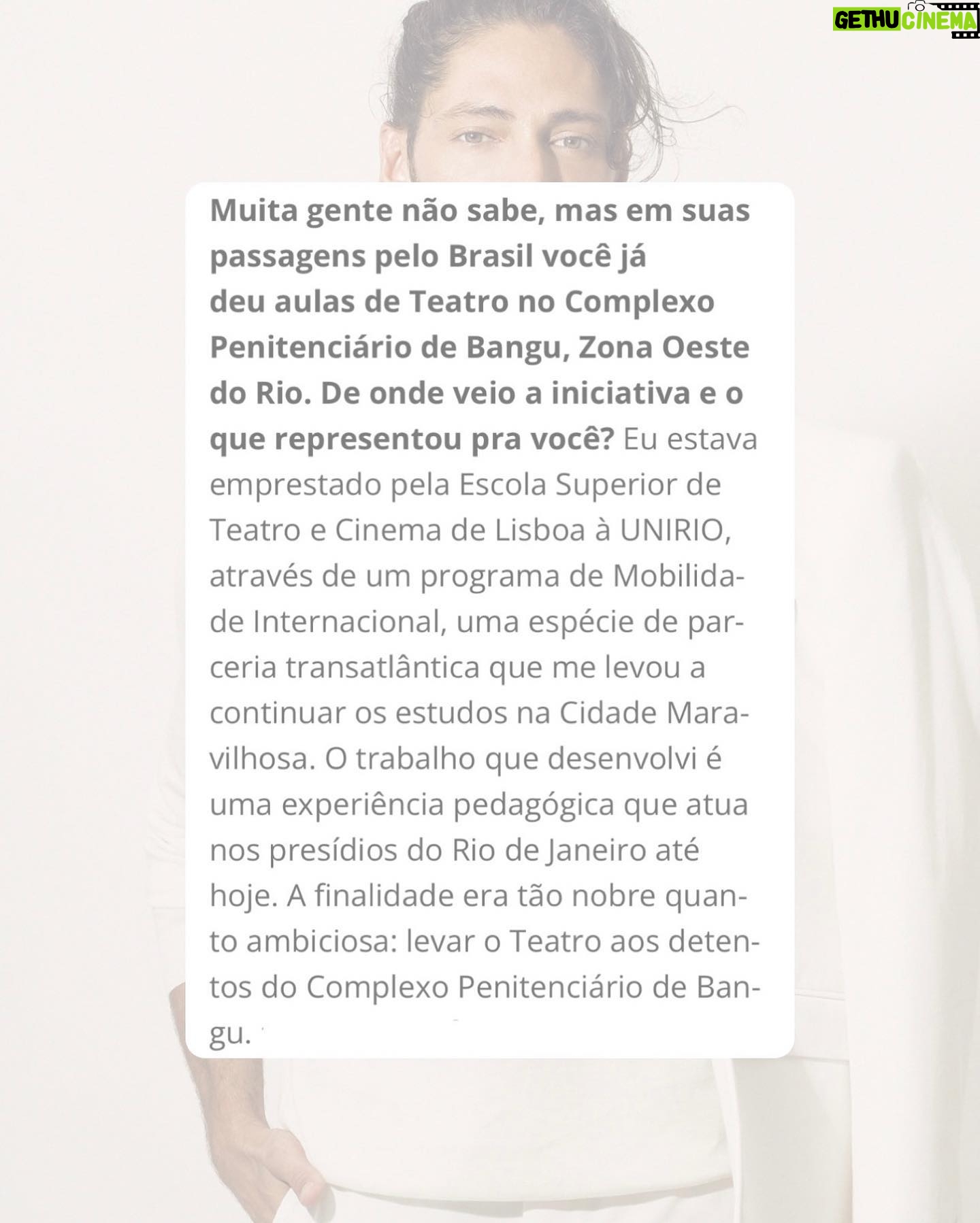 Ângelo Rodrigues - 3 Likes - Levei este tórax até ao outro lado do mundo e confirmei que por lá folia é coisa que abunda. Mas apesar da agitação carnavalesca de uma cidade como o Rio de Janeiro, o meu coração estava todo capital da Bolívia, em (La) Paz. Este provérbio hindu encaixa como uma luva: “um coração que está em paz, vê festa em todas as aldeias”. Foi com este espírito que conversei com a @revmensch , com a ajuda dos imprescindíveis que destaco em baixo. Encontram trechos da entrevista nos outros slides.
Fotos @sergiorbaia
Styling @aledupratoficial
Agenciamento @am_company @atilamigliari
Assessoria @natashasteinassessoria