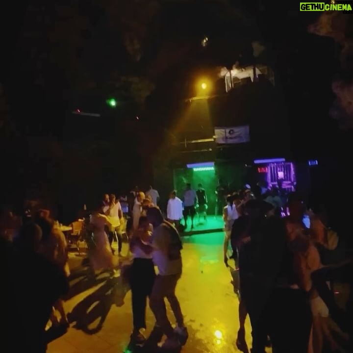 Ângelo Rodrigues - 3 Likes - Visitar Trinidad é como entrar numa cápsula do tempo. A cidade, com herança dos europeus que aqui passaram nos séculos 18 e 19, é um deleite para os olhos.
Ora vemos igrejas deslumbrantes, ora casitas coloniais coloridas, tudo parece saído de um conto de fadas.
As ruas de paralelepípedos deixariam qualquer calceteiro sentir-se um amador. Por outro lado, são o pânico de donzelas que ousem usar salto alto.
Cada esquina reserva uma nova surpresa, seja um músico de rua que toca salsa ou uma vendedora de charutos cubanos;
Trinidad é um vislumbre gratuito do passado, com aquele toque caloroso e bom feeling cubanos.
📸 @rolandoli_photography