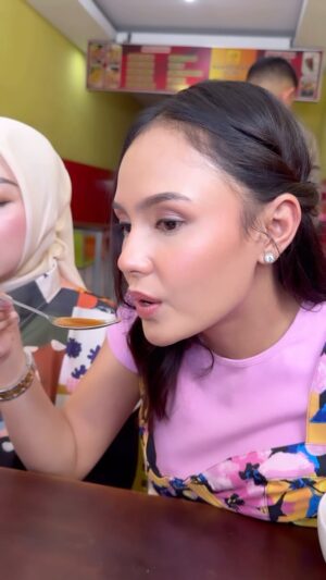 Angie Ang Instagram - Bestie, aku yakin ini mewakili kalian kan? 😌
Tiap suting @bikinlapertranstv bareng Teh @shantydenny pasti penasaran sm racikannya. TAPI TAPI TAPI 🤣… 
.
Setelah @lessieci , besok nodong @awankborland @indriyuliani @jck_desaratu dll ah 🥲🥲
.
. 
Cus Bikin Laper tayang tiap jam setengah 6 sore, kalo sore ini Bikin Laper Semua Orang Bali 😍