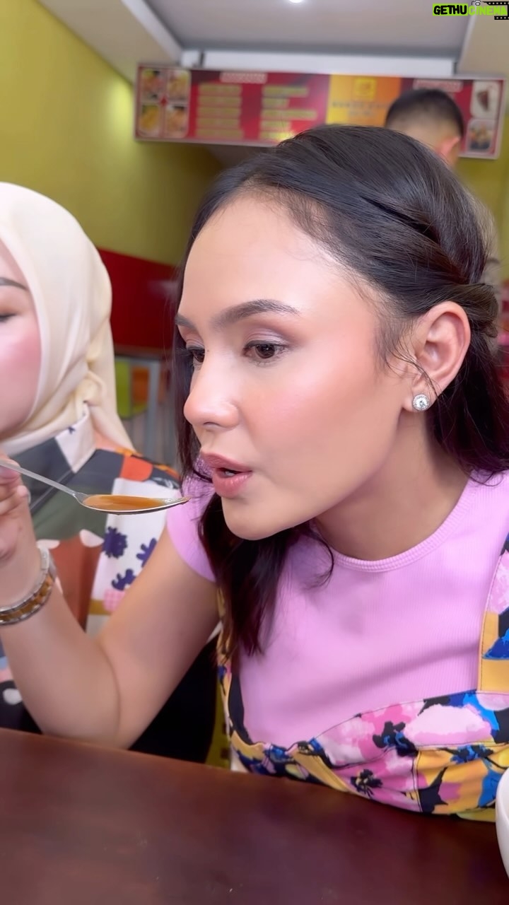 Angie Ang - 21K Likes - Bestie, aku yakin ini mewakili kalian kan? 😌
Tiap suting @bikinlapertranstv bareng Teh @shantydenny pasti penasaran sm racikannya. TAPI TAPI TAPI 🤣…
.
Setelah @lessieci , besok nodong @awankborland @indriyuliani @jck_desaratu dll ah 🥲🥲
.
.
Cus Bikin Laper tayang tiap jam setengah 6 sore, kalo sore ini Bikin Laper Semua Orang Bali 😍