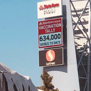 Angie Everhart Instagram - #volunteer @statefarmstadium #vaccinationdone✔️ #ᴠᴀᴄᴄɪɴᴇssᴀᴠᴇʟɪᴠᴇs #vaccinated had an amazing day volunteering to help on a day that the stadium needed people. Long waits for those in line. Was eye opening to be on the front line of history in the making. #pandemic #pandemicsucks