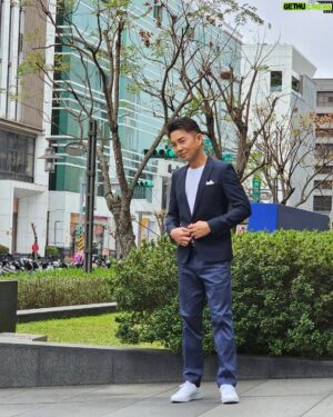 Angus Hsieh Instagram - “天道”加入生力軍！
我的好友、球友、酒友......
還是我版面出現率最高的另一半😆😘
最帥、最man、身材最好的亮哲❤️

說了這麽多的好話，
重點是，
他演我丈人爸爸😜😜😜

@checkitliang

服裝
@eastream_suit

#天道 
#三立台劇 
#三立藝能中心