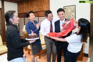 Angus Hsieh Instagram - 真心感謝大家的祝褔❤️
今年的生日願望全送給了媽媽，
祝褔媽媽平安健康❤️❤️❤️

#花蓮加油