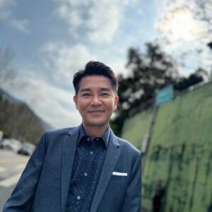Angus Hsieh Instagram - 天氣好出外景真的是很舒服的事！
尤其是跟合拍的演員一起！
謝謝最美攝影師幫我拍照❤️

@huachienhan 

#天道
#三立台劇