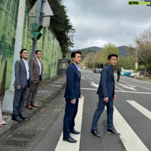 Angus Hsieh Instagram - 天氣好出外景真的是很舒服的事！
尤其是跟合拍的演員一起！
謝謝最美攝影師幫我拍照❤️

@huachienhan 

#天道
#三立台劇