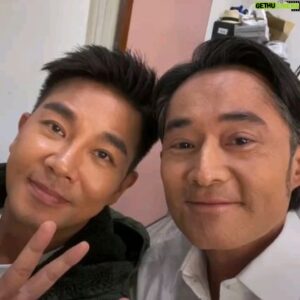 Angus Hsieh Instagram - 來三立這個大家庭，
第一檔戲-家和萬事興，
就跟國賓哥演父子！
還記得第一場的對戲就在廁所😂
我看到他就在發抖了，
因為他面無表情，臉很臭😜

不過一檔戲合作下來，
我們已經建立了好感情🤗

如今已演了好多檔的父子，
他不僅僅是很棒的前輩，
（我看天使心長大的😆）
也是我的好爸爸、好朋友！

爸爸！愛你❤️

@chiang_kuo_bin
