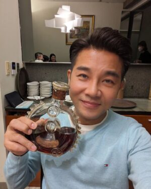 Angus Hsieh Instagram - 這瓶有歷史的路易13白蘭地，
是媽媽40幾年前去日本旅遊時，
花了當時5000元在機場免稅店買的！
期間搬了四次家，
爸爸一直捨不得開來喝，
今年總算鐵了心開瓶了。

超香的酒氣、超順的口感，
和家人們一起在寒冬中品嘗，
很溫暖、有點感動❤️

#過年 
#團圓 
#新年快樂
#白蘭地 
#路易十三