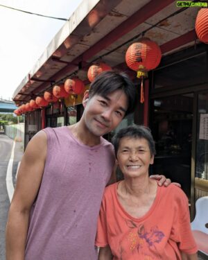 Angus Hsieh Instagram - 好久沒跑步了，
例行性的去燒支香，
問候、關心您的腳傷，
吃一根您送的芭蕉，
繼續未完的路💪❤️