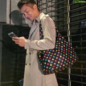Angus Hsieh Instagram - 明天又要變天了，
迎接美好的星期一，
不要Monday blue😂🤗

我的拜拜包搭配的如何🤣🤣🤣