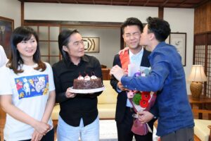 Angus Hsieh Instagram - 真心感謝大家的祝褔❤️
今年的生日願望全送給了媽媽，
祝褔媽媽平安健康❤️❤️❤️

#花蓮加油