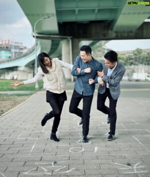 Angus Hsieh Instagram - 想不到小時候玩得遊戲，
在戲裡又重溫了一次記憶！
很喜歡這幾張照片，
很自然、很生活、很愜意！

#天道 
#三立台劇