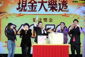 Angus Hsieh Instagram - 昨晚的三立尾牙真的太開心了🎊🎉
所有台前幕後的同事聚在一起同樂！
開開心心迎接新年的到來❤️❤️❤️

#三立電視台 
#尾牙 
#辦桌