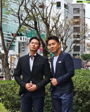 Angus Hsieh Instagram - “天道”加入生力軍！
我的好友、球友、酒友......
還是我版面出現率最高的另一半😆😘
最帥、最man、身材最好的亮哲❤️

說了這麽多的好話，
重點是，
他演我丈人爸爸😜😜😜

@checkitliang

服裝
@eastream_suit

#天道 
#三立台劇 
#三立藝能中心