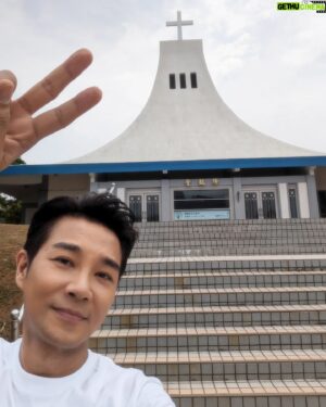 Angus Hsieh Instagram - 時隔20幾年，第一次回到母校！
而且竟然是因為拍戲回來的！
當年住校了兩年，在校外住了三年，
舊宿舍、教堂、泳池、觀海樓.....
好多好多的回憶一下子全湧了上來！

說實話，
當年沒學到什麽專業的技能（電機科），
也被當了很多科目😂
不過卻結交了很多至今還有聯絡、
可以一起練肖話的單純同學們😆

很奇妙的感受，
有點激動、也有點感動！

謝謝我那些可愛的同學們❤️
也謝謝我的母校！

#聖約翰科技大學
#新埔工專
#天道
