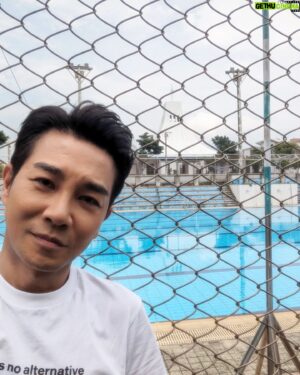 Angus Hsieh Instagram - 時隔20幾年，第一次回到母校！
而且竟然是因為拍戲回來的！
當年住校了兩年，在校外住了三年，
舊宿舍、教堂、泳池、觀海樓.....
好多好多的回憶一下子全湧了上來！

說實話，
當年沒學到什麽專業的技能（電機科），
也被當了很多科目😂
不過卻結交了很多至今還有聯絡、
可以一起練肖話的單純同學們😆

很奇妙的感受，
有點激動、也有點感動！

謝謝我那些可愛的同學們❤️
也謝謝我的母校！

#聖約翰科技大學
#新埔工專
#天道