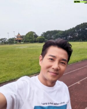 Angus Hsieh Instagram - 時隔20幾年，第一次回到母校！
而且竟然是因為拍戲回來的！
當年住校了兩年，在校外住了三年，
舊宿舍、教堂、泳池、觀海樓.....
好多好多的回憶一下子全湧了上來！

說實話，
當年沒學到什麽專業的技能（電機科），
也被當了很多科目😂
不過卻結交了很多至今還有聯絡、
可以一起練肖話的單純同學們😆

很奇妙的感受，
有點激動、也有點感動！

謝謝我那些可愛的同學們❤️
也謝謝我的母校！

#聖約翰科技大學
#新埔工專
#天道
