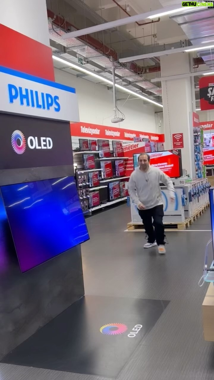 Anıl İlter - 39.2K Likes - Her elektronik alışverişinde @sarpbozkurt ile çocukluğumuza döneriz... 😂
Dans konusunda eşsiz koreografilerin adresi biz, Şahane Kasım'da eşsiz fırsatlar ve güvenin adresi ise @mediamarkt_tr
#MediaMarkt #ŞahaneKasım #ŞahaneCuma
#işbirliği