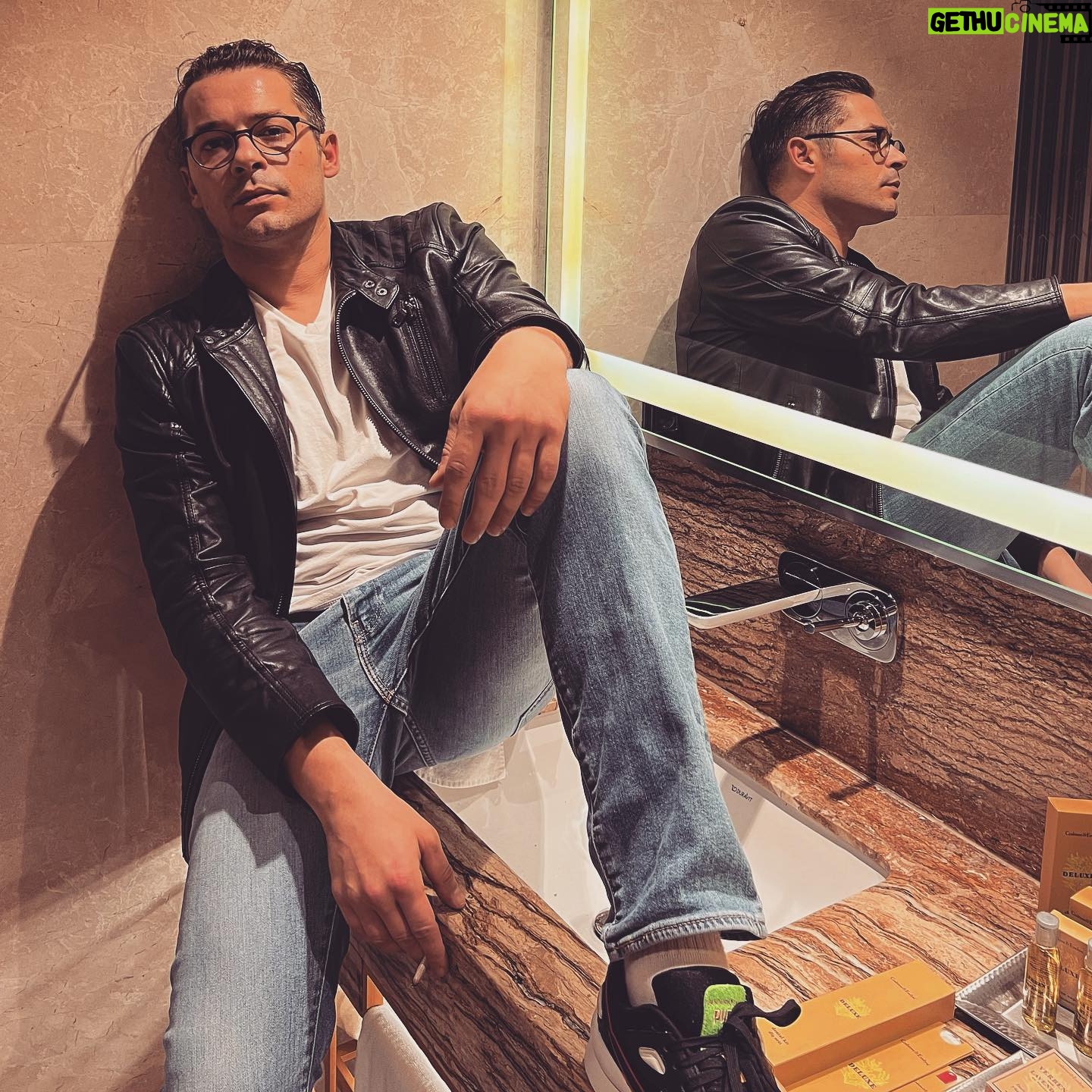 Anıl İlter - 30.5K Likes - Halk arasında fotoğraf çekmekten utandığımdan tuvalete girdim🤣