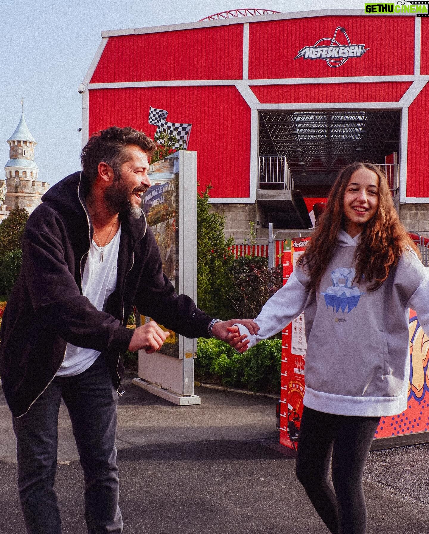 Anıl İlter - 44.2K Likes - İçimizde hep bi atlı karınca dönüp duruyo 😍 @vialandthemepark photo by: @berrak_baspinar