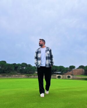 Anıl İlter Instagram - Her şeyi ile yenilenmiş @gloriahotels ‘de sevgililer gününü renklendirelim derken dönmek istemediğimiz bir tatile dönüştü durum ☺️ ‘her şey dahil’ sistemden ‘her şey hariç’ sisteme dönüşün travmasını istemiyorum ben ama yaaa