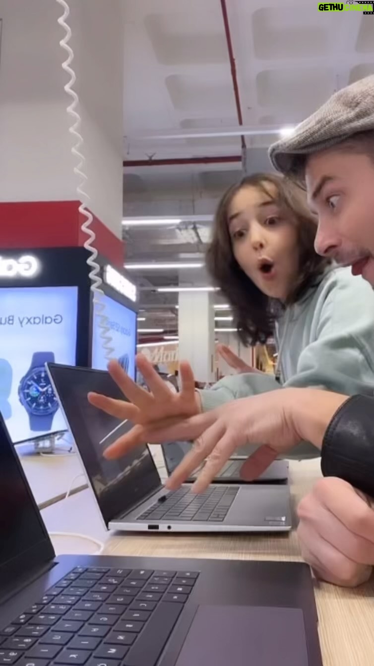 Anıl İlter - 60.8K Likes - Yeni yılda Nil ile @mediamarkt_tr ‘da denenmedik elektronik bırakmadık ve çokk eğlenerek hediyelerimizi güvenle seçtik❤️
#HediyeninAdresi, #HediyeninUzmanı#UzmanaBak #HediyeyeBak