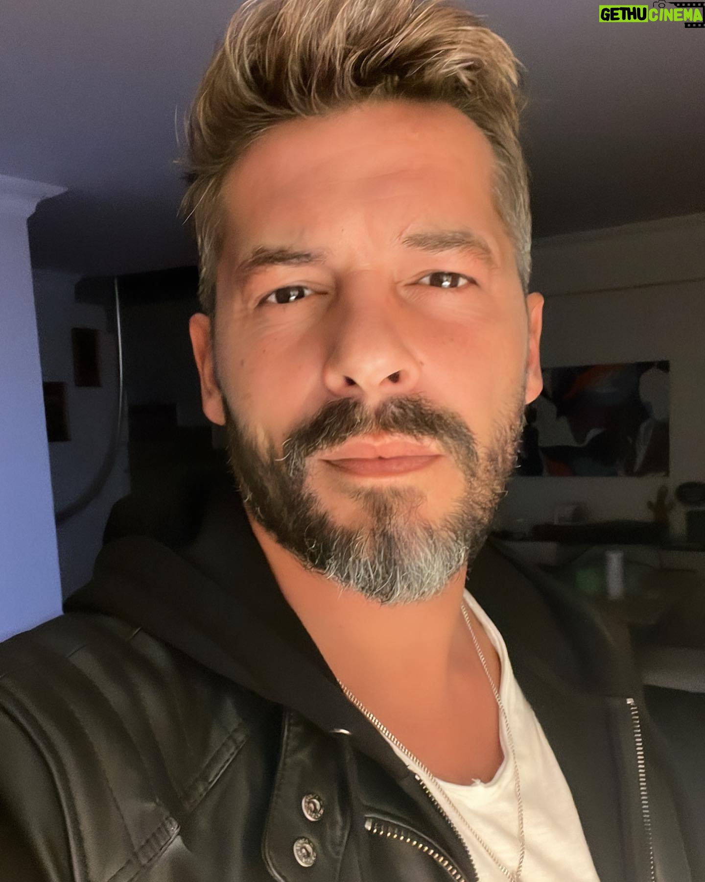 Anıl İlter - 36.3K Likes - ‘Bizim bi arkadaş’ diye başlayan hikayelerdeki o ‘arkadaş’ benim.