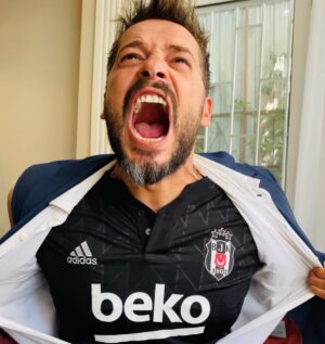 Anıl İlter Instagram - Evindesin, içindeki taraftarı serbest bırak! Her sezon olduğu gibi Spor Toto Süper Lig heyecanını bu sene de @digiturk ‘le doyasıya yaşa. 💜 #Seviyoruzİşte #FutbolKalpSen