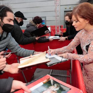 Anita Briem Instagram - Premiere of BEAUTIFUL BEINGS ✨ at the @berlinale film festival. It’s been a magical journey to get to be a part of with some extraordinary, and beautiful human beings. As a lover of films I highly recommend seeing this one, as it now starts to open all over. Just a stunning and deeply moving work of art by @gudarnar, shot by the amazing @supersturla.
Congrats all you involved! It’s been a true honor
♥️♥️♥️
Photos: Natalia Łączyńska 
@berlinale.panorama #beautifulbeings #berdreymi @new.europe.film.sales