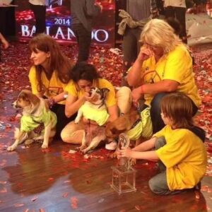Anita Martínez Instagram - Hoy hace 9 años ganaba el sueño nuestro amado Refugio!! Con los genios de @anitamartinezteatro @bichogomez64 que le pusieron toda la garra y más!

Gracias a todos los que se pusieron la camiseta de los 4 patas que por primera vez fueron reconocidos en un medio tan masivo!!
Es súper importante para nosotros además de ganar el premio, que nuestra causa como la de todos los refus y otras ong tengan visibilidad, para generar más conciencia animal, decir basta al maltrato, denunciar, exigir castraciones porque es la única forma de evitar la superpoblación, involucrarse… porque no podemos solos, necesitamos que todos se sumen y luchen para los sin voz que todos los días nos necesitan 🫶🏼

No queríamos dejar de compartir ese hermoso recuerdo que siempre nos emociona 🥲