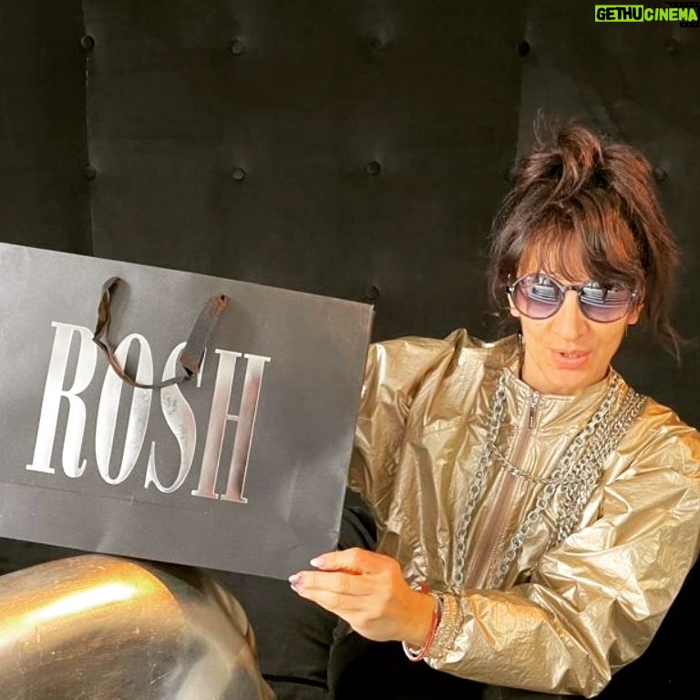 Anita Martínez - 542 Likes - Hoy en @roshmoda junto a Yane y Pame elegimos los cambios para @elbailandooficial ⭐️