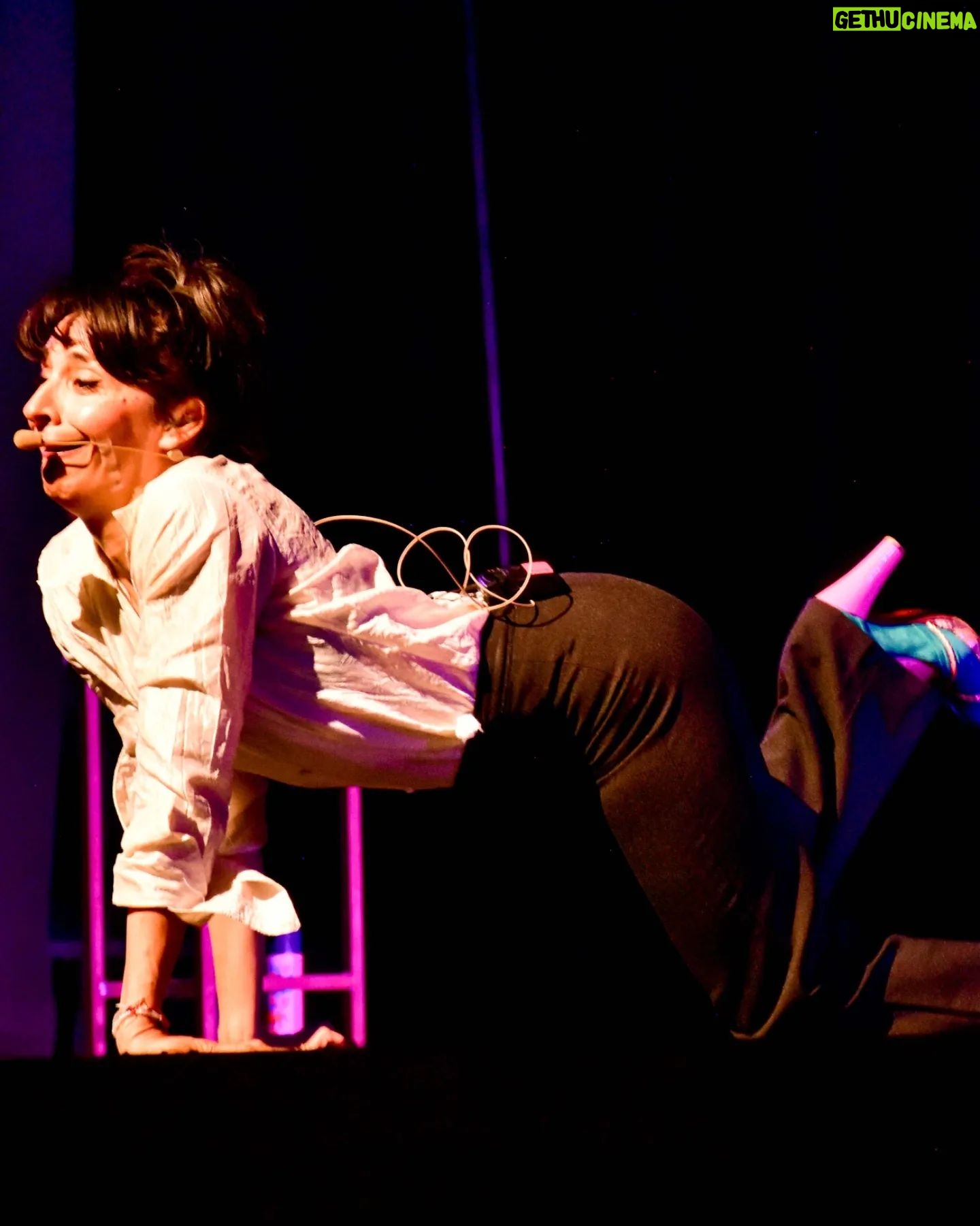 Anita Martínez - 804 Likes - ANITA SIGUE EN AGOSTOOO 😂 😂 😂 😂
3 ÚNICAS FUNCIONES en @paseolaplaza
@anitamartinezteatro
presenta... HISTERIOTIPOS❗
"En búsqueda del hombre perfecto"
😂 Vas a llorar de risas 😂
3 ÚNICAS FUNCIONES | 20:30 HS.
📌 MIÉRCOLES 2, 16 Y 30 DE AGOSTO
PASEO LA PLAZA 🎯 SALA NERUDA
ENTRADAS DESDE PLATEANET 📢
(Link entradas en la BIO de nuestro perfil)
SINOPSIS DE LA FUNCIÓN:
En esta oportunidad es Anita Martínez la responsable de dar vida a una mujer, "entre los 40 y el rigor mortis" –según ella declara–, y lo hace desde el humor, desopilante, donde se permite burlarse de sí misma.
Sola, sin ninguna perspectiva de concretar una pareja, va señalando sus experiencias con los hombres que se han cruzado por su camino. No se trata de una crítica hacia los hombres, aunque existe, sino plantear una tipología masculina y el comportamiento y grado de compromiso que algunos asumen frente a las necesidades de la mujer.
Aparece así el nene de mamá, el celoso, el creativo, el indeciso, el físicamente dotado, el físicamente infradotado; una galería de personajes que le permiten a la protagonista definirse frente a esta realidad: la incapacidad en encontrar al hombre perfecto.
Duración 58 min. 😂 RISAS ASEGURADAS 😂
Elenco: Anita Martinez | anitamartinezteatro
Dramaturgia: Claudia Morales | @yoclaudiamorales
Producción Ejecutiva: Geluk | @gelukproduce
Producción General: Team 22 | @team22ok
#teatro #comedia #buenosaires #humor
