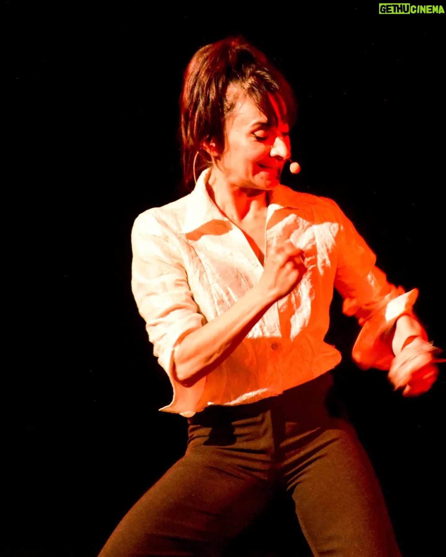 Anita Martínez - 804 Likes - ANITA SIGUE EN AGOSTOOO 😂 😂 😂 😂
3 ÚNICAS FUNCIONES en @paseolaplaza
@anitamartinezteatro
presenta... HISTERIOTIPOS❗
"En búsqueda del hombre perfecto"
😂 Vas a llorar de risas 😂
3 ÚNICAS FUNCIONES | 20:30 HS.
📌 MIÉRCOLES 2, 16 Y 30 DE AGOSTO
PASEO LA PLAZA 🎯 SALA NERUDA
ENTRADAS DESDE PLATEANET 📢
(Link entradas en la BIO de nuestro perfil)
SINOPSIS DE LA FUNCIÓN:
En esta oportunidad es Anita Martínez la responsable de dar vida a una mujer, "entre los 40 y el rigor mortis" –según ella declara–, y lo hace desde el humor, desopilante, donde se permite burlarse de sí misma.
Sola, sin ninguna perspectiva de concretar una pareja, va señalando sus experiencias con los hombres que se han cruzado por su camino. No se trata de una crítica hacia los hombres, aunque existe, sino plantear una tipología masculina y el comportamiento y grado de compromiso que algunos asumen frente a las necesidades de la mujer.
Aparece así el nene de mamá, el celoso, el creativo, el indeciso, el físicamente dotado, el físicamente infradotado; una galería de personajes que le permiten a la protagonista definirse frente a esta realidad: la incapacidad en encontrar al hombre perfecto.
Duración 58 min. 😂 RISAS ASEGURADAS 😂
Elenco: Anita Martinez | anitamartinezteatro
Dramaturgia: Claudia Morales | @yoclaudiamorales
Producción Ejecutiva: Geluk | @gelukproduce
Producción General: Team 22 | @team22ok
#teatro #comedia #buenosaires #humor