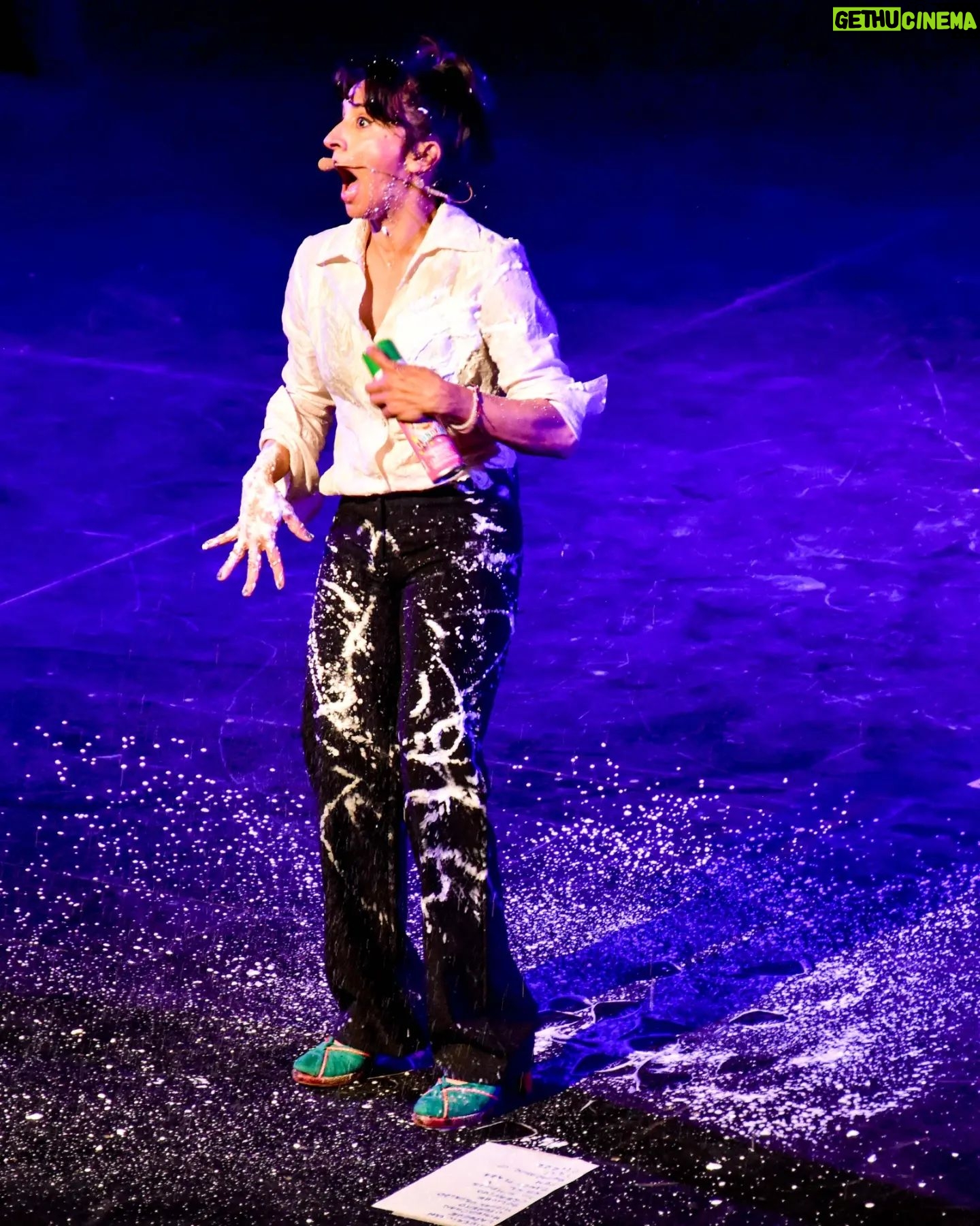 Anita Martínez - 804 Likes - ANITA SIGUE EN AGOSTOOO 😂 😂 😂 😂
3 ÚNICAS FUNCIONES en @paseolaplaza
@anitamartinezteatro
presenta... HISTERIOTIPOS❗
"En búsqueda del hombre perfecto"
😂 Vas a llorar de risas 😂
3 ÚNICAS FUNCIONES | 20:30 HS.
📌 MIÉRCOLES 2, 16 Y 30 DE AGOSTO
PASEO LA PLAZA 🎯 SALA NERUDA
ENTRADAS DESDE PLATEANET 📢
(Link entradas en la BIO de nuestro perfil)
SINOPSIS DE LA FUNCIÓN:
En esta oportunidad es Anita Martínez la responsable de dar vida a una mujer, "entre los 40 y el rigor mortis" –según ella declara–, y lo hace desde el humor, desopilante, donde se permite burlarse de sí misma.
Sola, sin ninguna perspectiva de concretar una pareja, va señalando sus experiencias con los hombres que se han cruzado por su camino. No se trata de una crítica hacia los hombres, aunque existe, sino plantear una tipología masculina y el comportamiento y grado de compromiso que algunos asumen frente a las necesidades de la mujer.
Aparece así el nene de mamá, el celoso, el creativo, el indeciso, el físicamente dotado, el físicamente infradotado; una galería de personajes que le permiten a la protagonista definirse frente a esta realidad: la incapacidad en encontrar al hombre perfecto.
Duración 58 min. 😂 RISAS ASEGURADAS 😂
Elenco: Anita Martinez | anitamartinezteatro
Dramaturgia: Claudia Morales | @yoclaudiamorales
Producción Ejecutiva: Geluk | @gelukproduce
Producción General: Team 22 | @team22ok
#teatro #comedia #buenosaires #humor